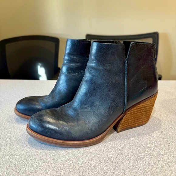 Kork-Ease Chandra II Shoe Women’s 8 Black Leather Back Zip Pull On Casual Bootie - Picture 1 of 8